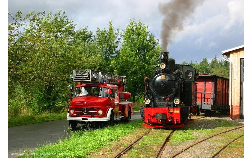 Hist. Feuerwehrfahrzeuge am Bahnhof der Sauerlände