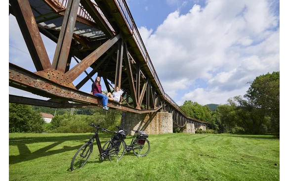 Radler entspannen auf der Fischbauchbrücke_Paul Masukowitz.jpg
