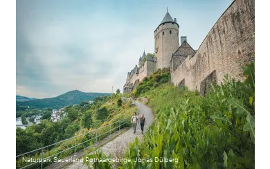 Wandernde an der Burg Altena