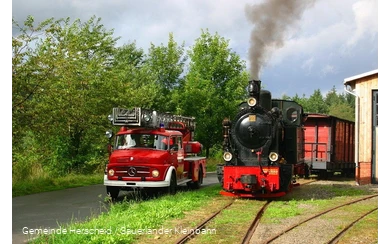 Hist. Feuerwehrfahrzeuge am Bahnhof der Sauerlände