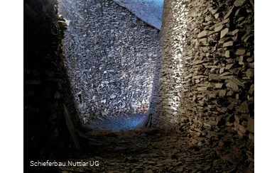 imposante Schieferwand im Schieferbau Nuttlar