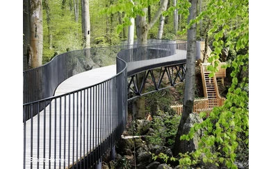 Die freischwebende Brücke über dem Felsenmeer biet