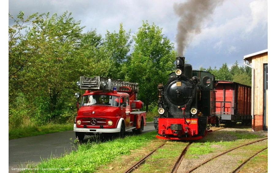 Hist. Feuerwehrfahrzeuge am Bahnhof der Sauerlände