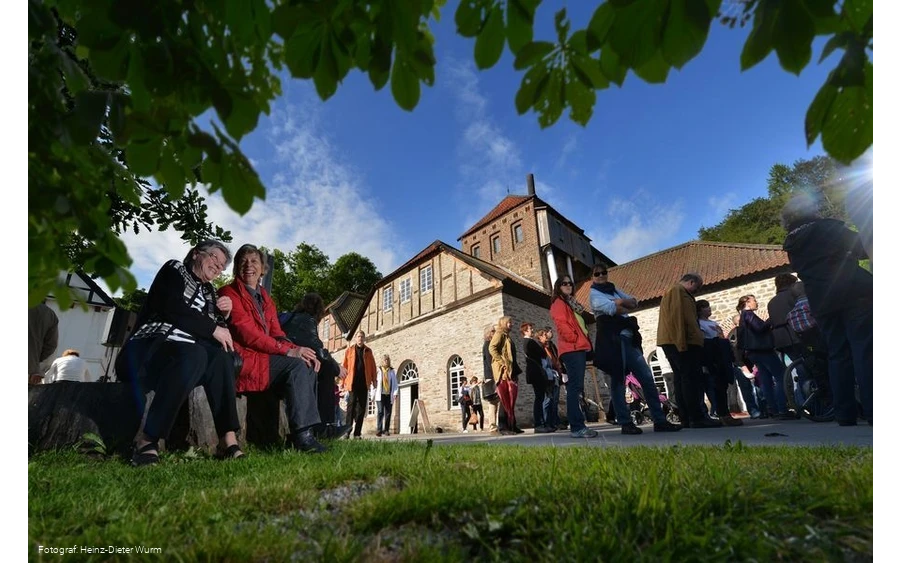Außenansicht Luisenhütte mit Besuchern