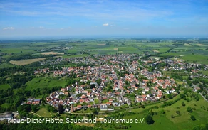 Luftbild mit Stadtmauer