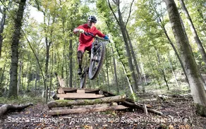 Mountainbiker im Sprung auf dem Flowtrail Siegen