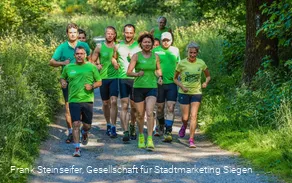 Harmonische Waldlandschaften und schöne Aussichten bietet die Runde entlang des "Hasenbahnhofs" und dem Rabenhein-Aussichtsturm in Siegen.