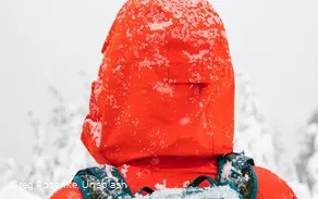 Winterwanderer mit Rucksack