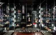 Schatzkammer mit scheinbar schwebenden Exponaten