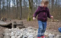 Tiergarten_Kleinkind läuft über Steine