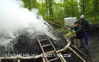 Anzünden des Holzkohlenmeilers