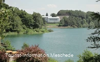 Blick auf das Hotel am Hennesee