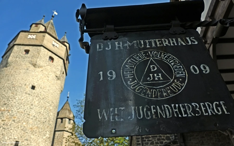Burg Altena Museen Erste Jugendherberge der Welt Schild Foto Stephan Sensen.jpg