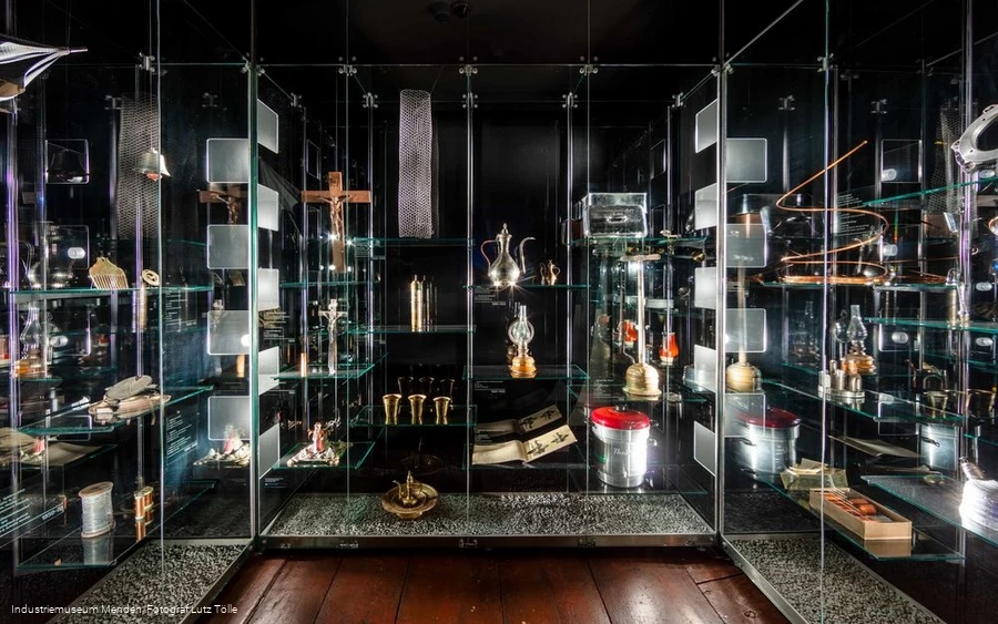 Schatzkammer mit scheinbar schwebenden Exponaten