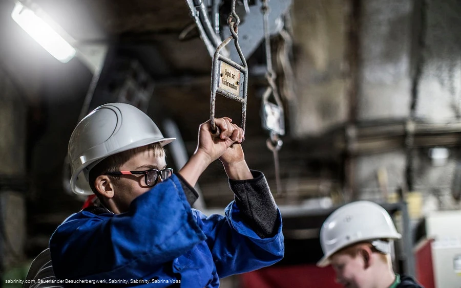 Kinder im Bergwerk