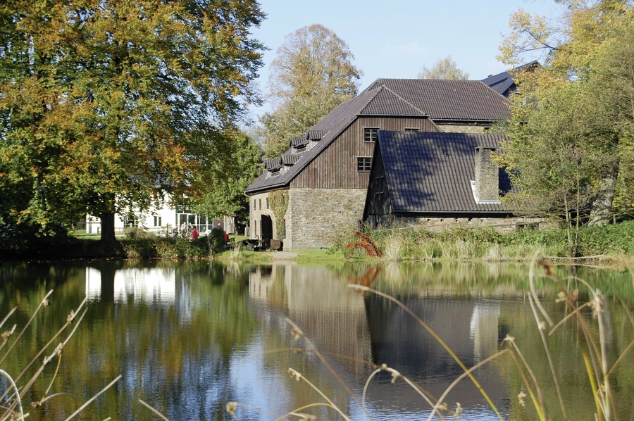 H&uuml;tte mit Museum_Quelle. Archiv Wendener H&uuml;tte.JPG