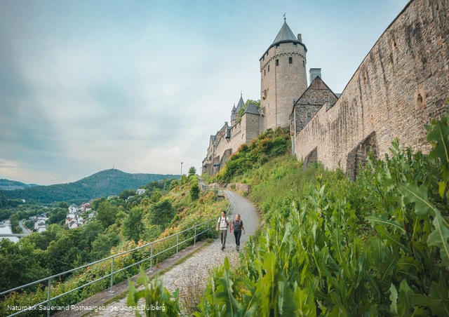 Wandernde an der Burg Altena