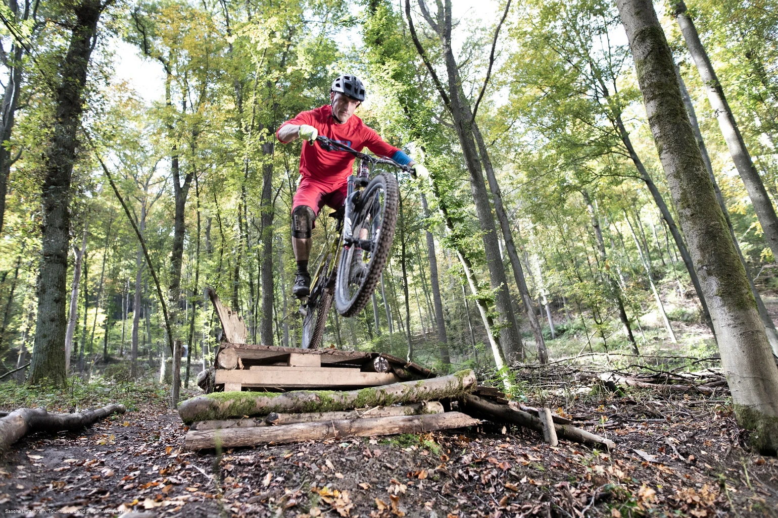 Mountainbiker im Sprung auf dem Flowtrail Siegen