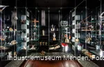 Schatzkammer mit scheinbar schwebenden Exponaten