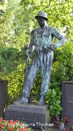 Buschey Friedhof Hagen Stahlarbeiter auf Grabstell