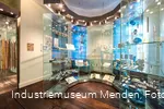 Hufeisenvitrine mit scheinbar schwebenden Exponate