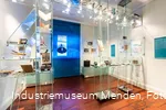 Schwebendes Museum: Filigrane Glasvitrinen mit sch