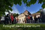 Außenansicht Luisenhütte mit Besuchern