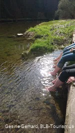Kühles Fussbad beim "Reisegarten" an der Eder