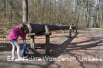 Tiergarten_Mädchen schaut durch Baumstamm