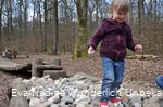 Tiergarten_Kleinkind läuft über Steine